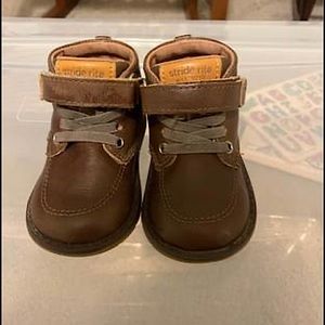 Boys size 4 XW striderite boots